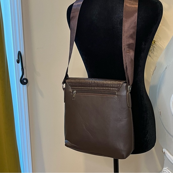 Faux-Croc Messenger Shoulder/Crossbody/Tote in Brown, Vegan Leather. Unisex - Picture 7 of 8